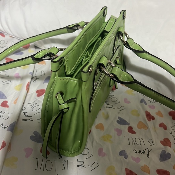 Es pequeña color verde muy bonita para combinar si está interesado cómpralo - Picture 7 of 17